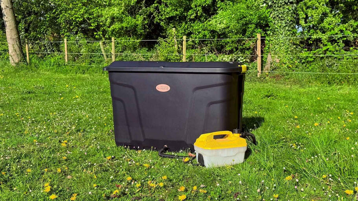 Gestoomd hooi in Hooistomer De Trog met stoomslang zichtbaar op het gras in de wei.