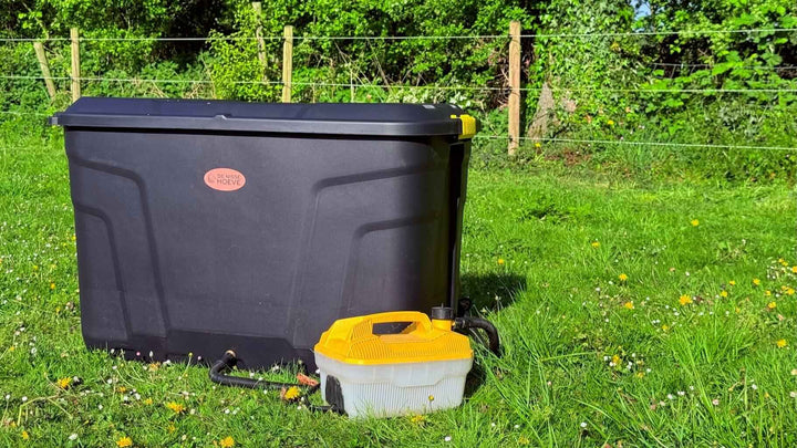 Hooistomer De Trog met stoomapparaat op het gras in de wei, gevuld met hooi voor paarden